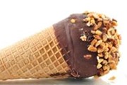 גלידה בציפוי שוקולד בוטנים